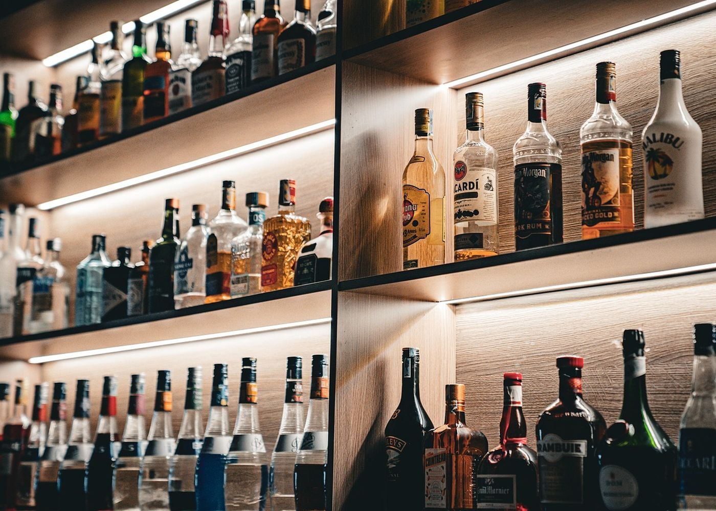 Bar Fiord — blat barowy, butelki i ciepłe światło