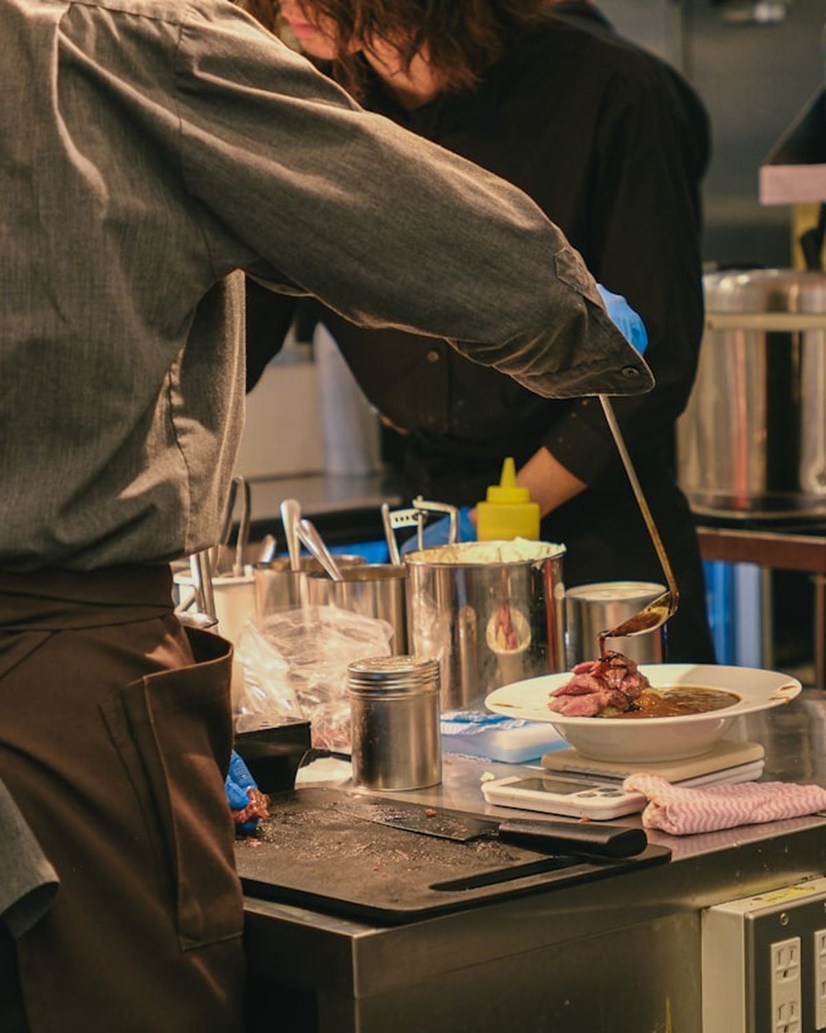 Szef kuchni komponuje danie w kuchni restauracji
