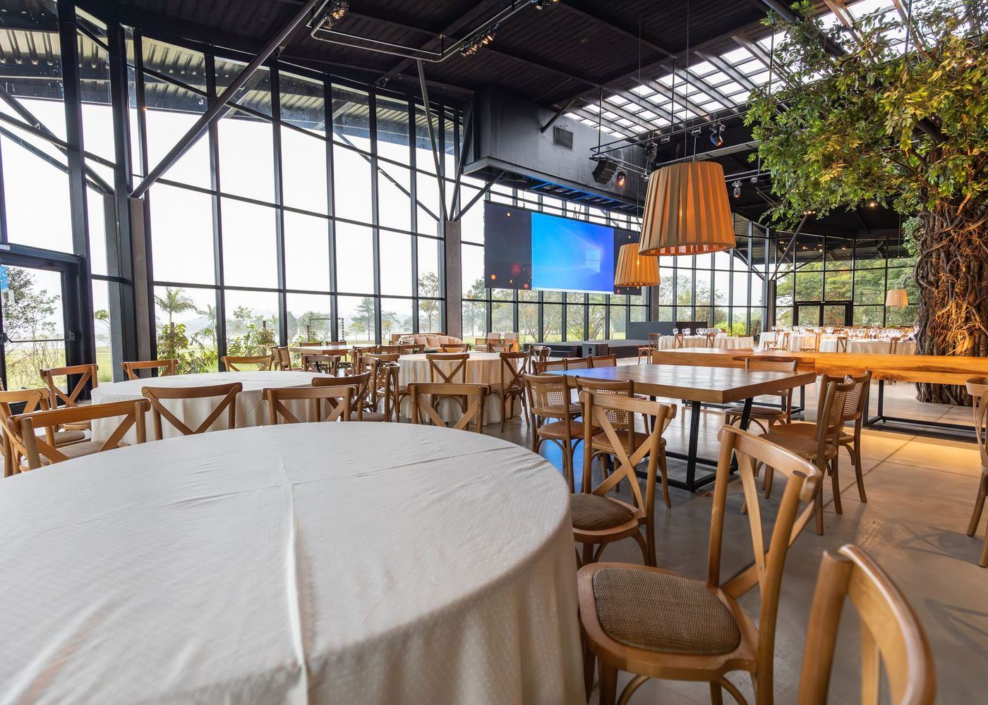Sala restauracji z dużymi oknami i jasnym drewnem